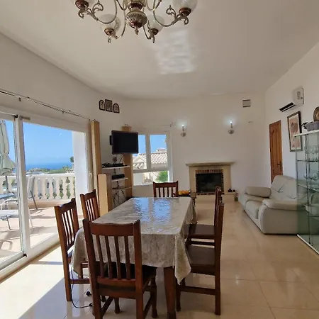 Alexsa Villa *